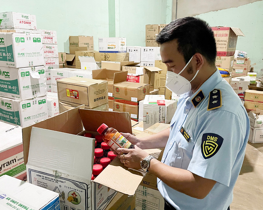 Các ngành chức năng tăng cường kiểm tra mặt hàng thuốc bảo vệ thực vật. Ảnh: Sơn Ca