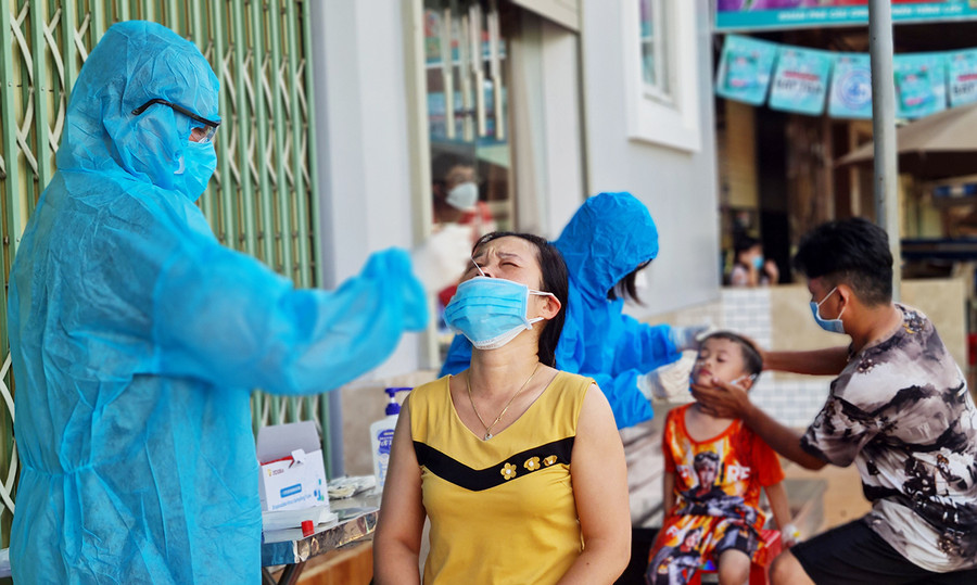 Lấy mẫu xét nghiệm cho người dân trên địa bàn TP. Pleiku. Ảnh: Bá Bính Lấy mẫu xét nghiệm cho người dân trên địa bàn TP. Pleiku. Ảnh: Bá Bính