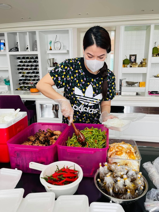 Trương Ngọc Ánh cùng gia đình nấu cơm hỗ trợ tuyến đầu chống dịch. Ảnh: FBNV Trương Ngọc Ánh cùng gia đình nấu cơm hỗ trợ tuyến đầu chống dịch. Ảnh: FBNV