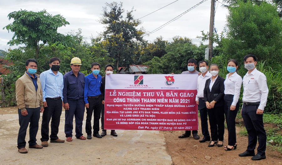 Huyện Đoàn Đak Pơ phối hợp với Agribank-Chi nhánh Đak Pơ Đông Gia Lai tổ chức nghiệm thu, khánh thành công trình điện chiếu sáng đường làng Groi (xã Ya Hội). Ảnh: Sơn Ca Huyện Đoàn Đak Pơ phối hợp với Agribank-Chi nhánh Đak Pơ Đông Gia Lai tổ chức nghiệm thu, khánh thành công trình điện chiếu sáng đường làng Groi (xã Ya Hội). Ảnh: Sơn Ca