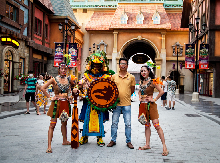 Du khách hòa mình cùng với bản sắc văn hóa người Maya tại VinWonder Phú Quốc Du khách hòa mình cùng với bản sắc văn hóa người Maya tại VinWonder Phú Quốc