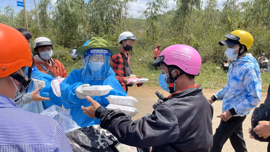 Hàng trăm tình nguyện viên đã xung phong đến cửa ngõ Kon Tum hỗ trợ đồng bào. Ảnh: Đức Nhật