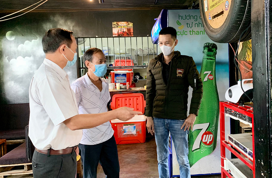  Tổ Covid cộng đồng tổ dân phố 3, phường Hoa Lư, TP. Pleiku kiểm tra, nhắc nhở hộ kinh doanh thực hiện nghiêm các quy định phòng-chống dịch. Ảnh: Như Ý