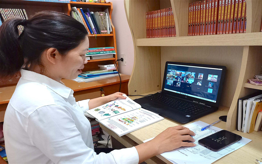 Các cơ sở giáo dục đã chủ động bố trí, phân công giáo viên hỗ trợ học sinh học tập trực tuyến trong thời gian cách ly để phòng-chống dịch Covid-19. Ảnh: Mộc Trà Các cơ sở giáo dục đã chủ động bố trí, phân công giáo viên hỗ trợ học sinh học tập trực tuyến trong thời gian cách ly để phòng-chống dịch Covid-19. Ảnh: Mộc Trà
