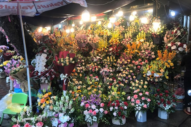 Các cửa hàng hoa tươi trên phố Lương Định Của bày bán rất nhiều loại hoa cả trong nước và nhập ngoại. (Ảnh: Việt Anh/Vietnam+)