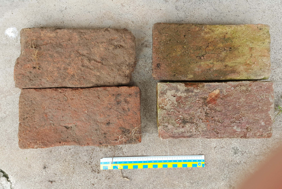 Một số viên gạch từng xây nhà ông hương kiểm Điển còn sót lại. Ảnh: Nguyễn Quang Tuệ
