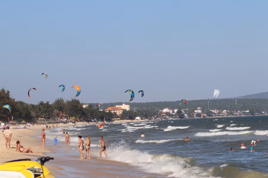 Du khách nước ngoài đến Mũi Né nghỉ dưỡng tháng vào thời điểm tháng 2/2020. Ảnh Hà Linh