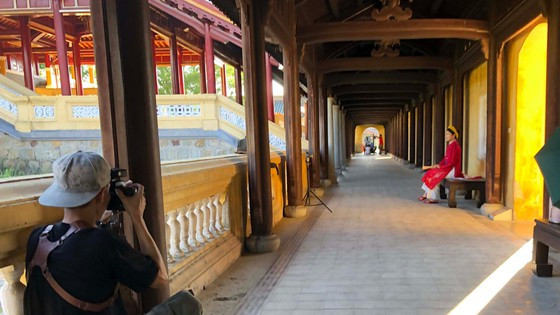 Khách tham quan chụp ảnh nghệ thuật tại Đại nội Huế sau khi di tích này mở cửa đón khách trở lại vào ngày 1-10. Ảnh: Văn Thắng