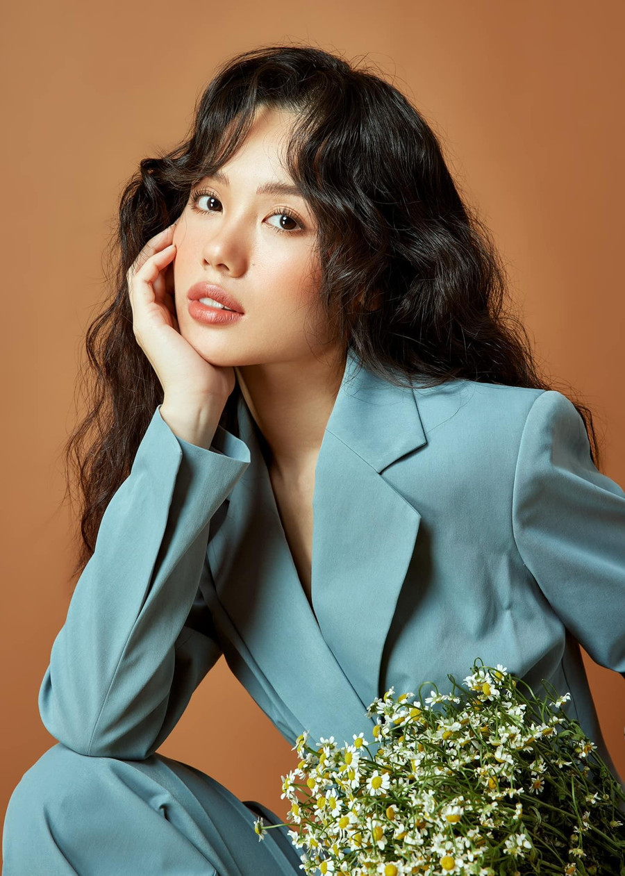 Lập tức, thông tin về Trâm Anh nhận được sự quan tâm của nhiều người. Hot girl sinh năm 1995 tại Bình Phước. Cô sở hữu nhan sắc xinh đẹp, có nét giống với Tâm Tít và Phương Ly. Ảnh: FBNV