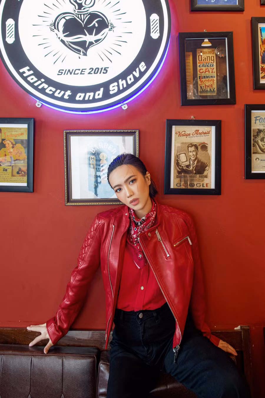 Có thể thấy, Diệu Nhi cũng khéo léo lựa chọn mái tóc tém gọn gàng và khuyên tai để tăng thêm phần lạ mắt cho người nhìn. Đồng thời, nữ diễn viên còn linh hoạt trong việc tạo dáng để bộ ảnh không bị nhàm chán. Ảnh: NVCC