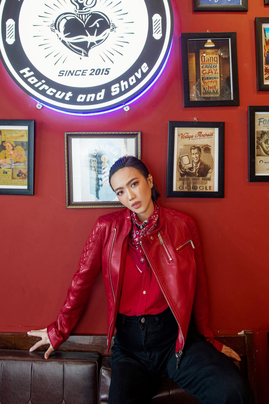 Có thể thấy, Diệu Nhi cũng khéo léo lựa chọn mái tóc tém gọn gàng và khuyên tai để tăng thêm phần lạ mắt cho người nhìn. Đồng thời, nữ diễn viên còn linh hoạt trong việc tạo dáng để bộ ảnh không bị nhàm chán. Ảnh: NVCC