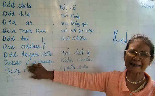 Công trình chữ viết Raglai và tiếng Việt của bà Bích Phanh. Ảnh: Bùi Phụ