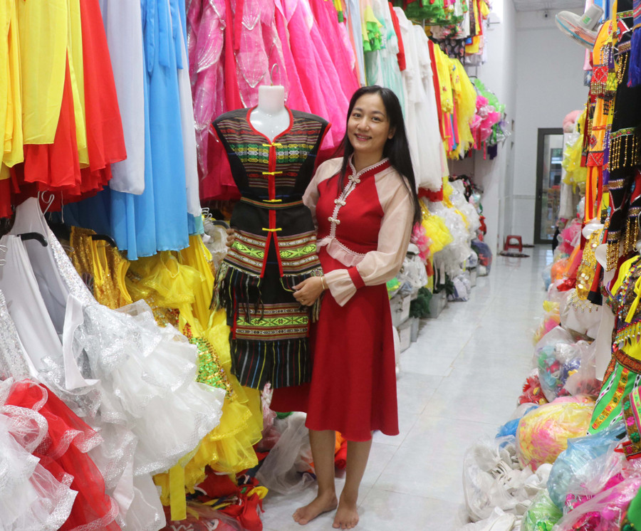 Hàng năm, 2 cơ cở cho thuê trang phục biểu diễn của chị Phạm Thị Thu Thủy tạo việc làm cho 8 hội viên phụ nữ và 10 người có thu nhập thêm từ việc gia công sản phẩm trang phục. Ảnh Ngọc Minh 