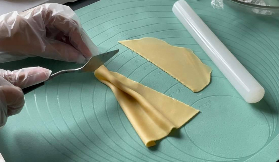  Tạo hình vỏ bọc là bước quan trọng để có món bánh xôi đẹp mắt. Ảnh: NVCC