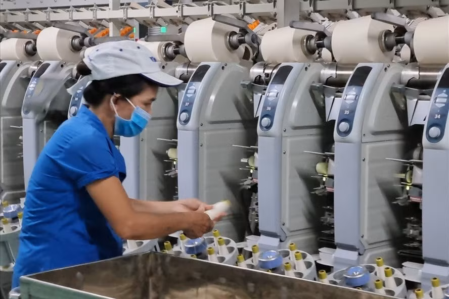 Bảo đảm vừa duy trì sản xuất kinh doanh vừa bảo đảm an toàn phòng, chống dịch theo hướng dẫn của Bộ Y tế. Ảnh: Nam Dương