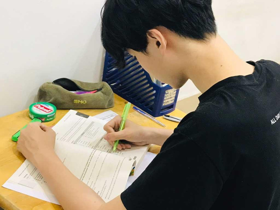 Học sinh đang có xu hướng mua sách IELTS về tự học, tự làm bài tại nhà và tham khảo thêm bài giảng từ internet. Ảnh: Ngọc Long