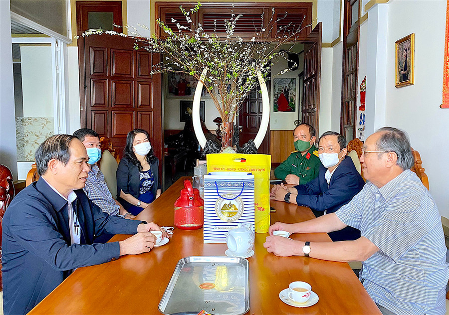 Chủ tịch UBND tỉnh Võ Ngọc Thành (bìa trái) ân cần thăm hỏi sức khỏe và gửi lời chúc mừng năm mới đến đồng chí Nguyễn Vỹ Hà (bìa phải)-nguyên Phó Bí thư Tỉnh ủy, Chủ tịch UBND tỉnh. Ảnh: Mộc Trà