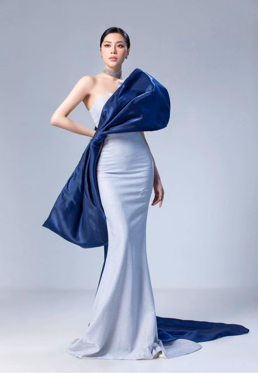 Trong bộ ảnh này, thay vì chọn các tông màu rực rỡ như đỏ, vàng hay cam, người đẹp sinh năm 1996 lại thể hiện sự yêu thích với một chiếc đầm đuôi cá màu xám ôm sát với điểm nhấn là chiếc nơ to bản. Ảnh: Lê Thiện Viễn