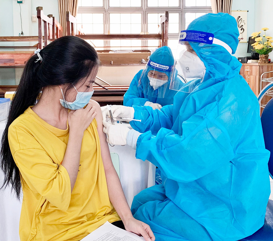 TP. Pleiku tăng cường tiêm vắc xin phòng Covid-19 mũi hai cho đối tượng từ 12 đến dưới 18 tuổi. Ảnh: Như Nguyện TP. Pleiku tăng cường tiêm vắc xin phòng Covid-19 mũi hai cho đối tượng từ 12 đến dưới 18 tuổi. Ảnh: Như Nguyện