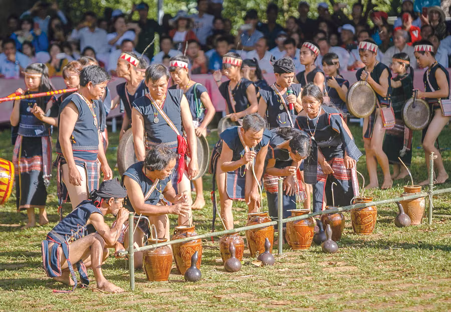 Đồng bào Tây Nguyên chung vui rượu cần ngày hội. Ảnh: Nguyễn Linh Vinh Quốc