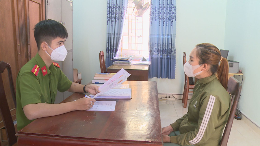  Công an làm việc với Nguyễn Thị Hồng Trinh. Ảnh: Trị Bình