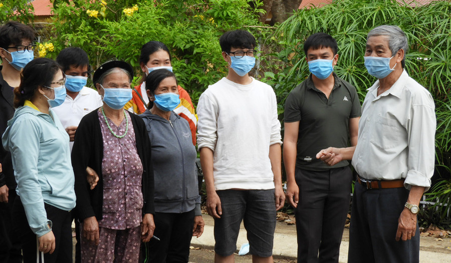 Ông Đặng Bá Hàm (bìa phải) tuyên truyền người dân tổ dân phố 5 chấp hành tốt chủ trương, đường lối của Đảng, chính sách, pháp luật của Nhà nước. Ảnh: Thanh Nhật Ông Đặng Bá Hàm (bìa phải) tuyên truyền người dân tổ dân phố 5 chấp hành tốt chủ trương, đường lối của Đảng, chính sách, pháp luật của Nhà nước. Ảnh: Thanh Nhật