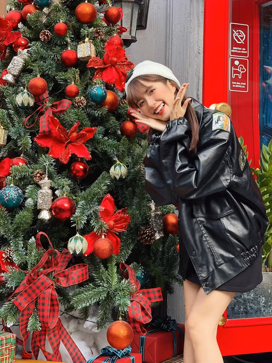 Ngọc Huyền diện trang phục cá tính, trẻ trung đúng tuổi trong dịp Giáng sinh 2021, khiến nhiều người liên tưởng đến hình ảnh của em út Vân Vân. Ảnh: NVCC