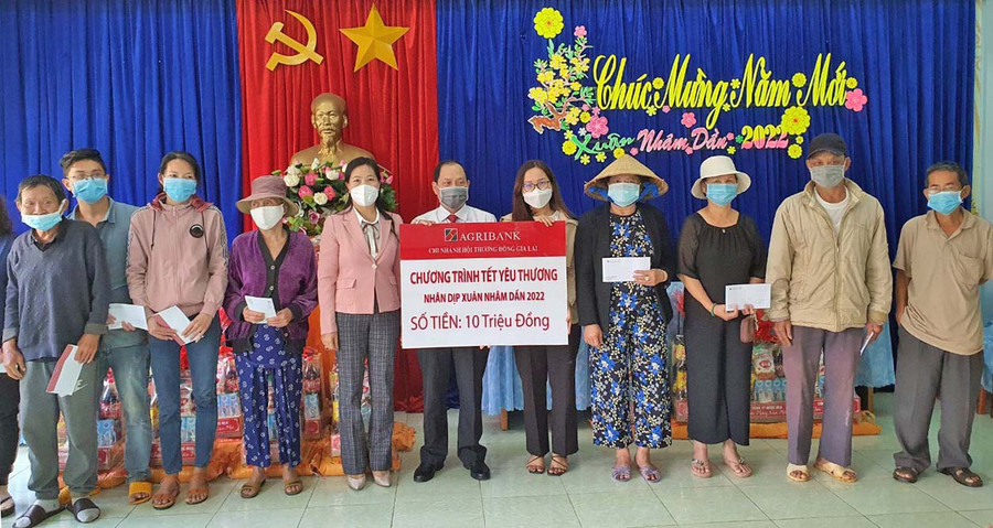 Agribank Chi nhánh Đông Gia Lai trao tặng quà Tết cho bà con nghèo tại địa bàn phường Hội Thương, TP. Pleiku. Ảnh: Sơn Ca