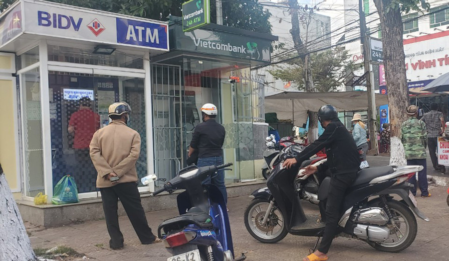 Các chi nhánh ngân hàng thương mại đã tăng tần suất tiếp quỹ để đảm bảo phục vụ tốt nhu cầu rút tiền mặt của người dân. Ảnh: Sơn Ca Các chi nhánh ngân hàng thương mại đã tăng tần suất tiếp quỹ để đảm bảo phục vụ tốt nhu cầu rút tiền mặt của người dân. Ảnh: Sơn Ca