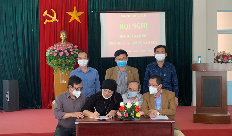 Các chi bộ ký giao ước thi đua. Ảnh: Anh Huy