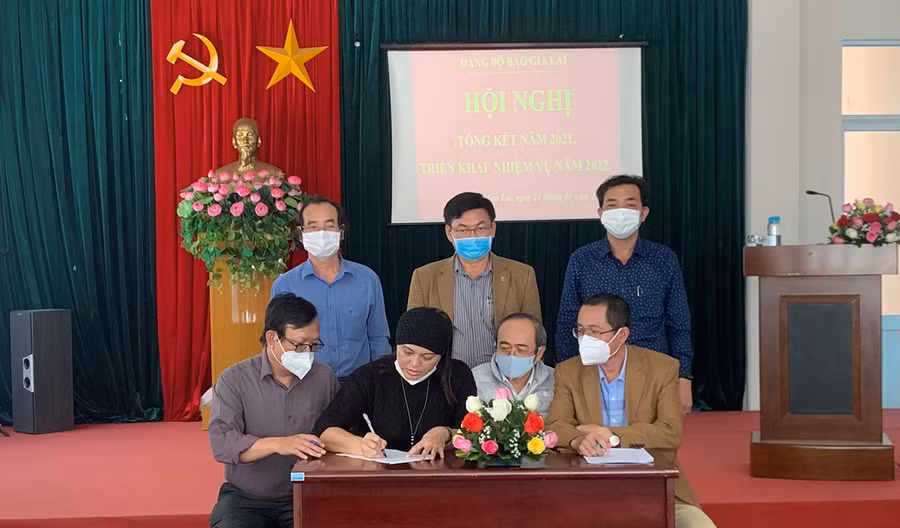 Các chi bộ ký giao ước thi đua. Ảnh: Anh Huy