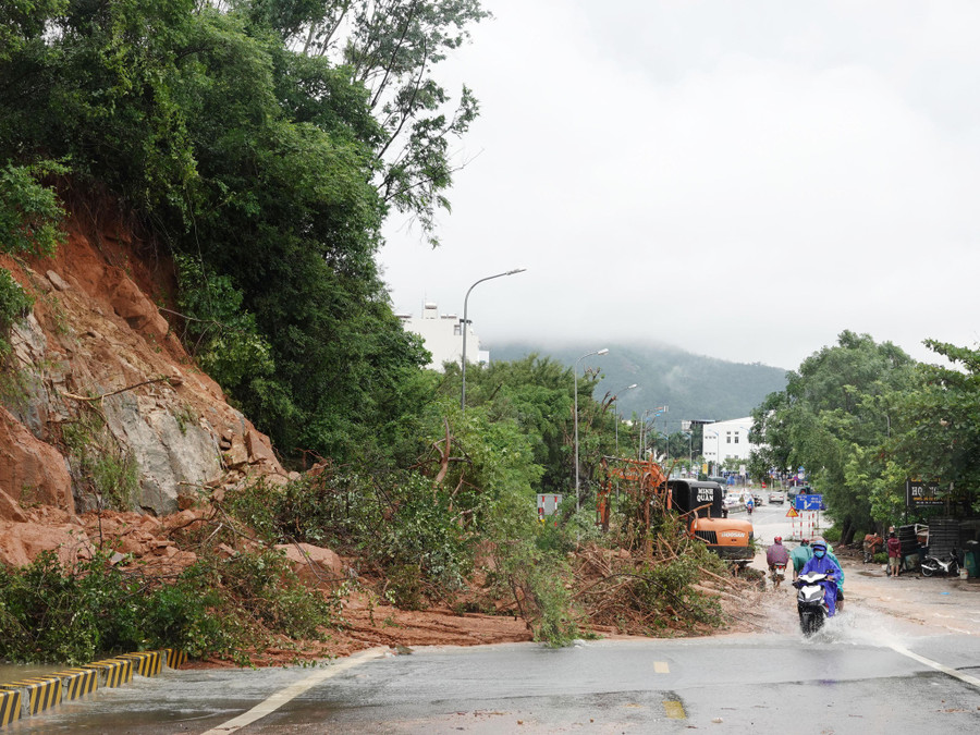 QL 1D qua địa bàn TP.Quy Nhơn bị sạt lở vào tháng 11.2021. Ảnh: Hoàng Trọng