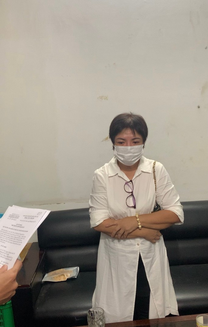 Công an đọc lệnh bắt bà Liễu. Công an đọc lệnh bắt bà Liễu