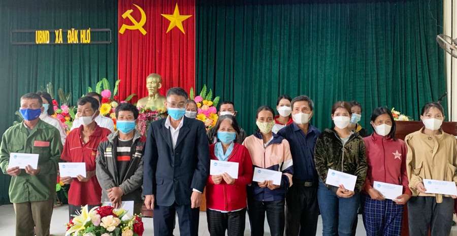 Ủy ban MTTQ Việt Nam huyện Kbang tặng quà cho các hộ nghèo tại xã Đak Hlơ. Ảnh: Lê Đại Ủy ban MTTQ Việt Nam huyện Kbang tặng quà cho các hộ nghèo tại xã Đăk HLơ. Ảnh: Lê Đại