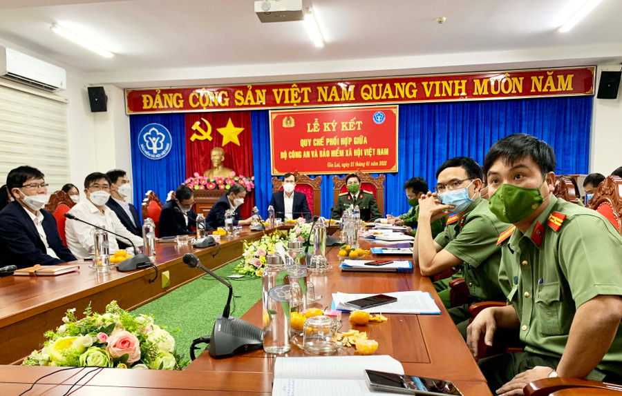 Các đại biểu theo dõi lễ ký kết trực tuyến tại điểm cầu Gia Lai. Ảnh: Như Nguyện 