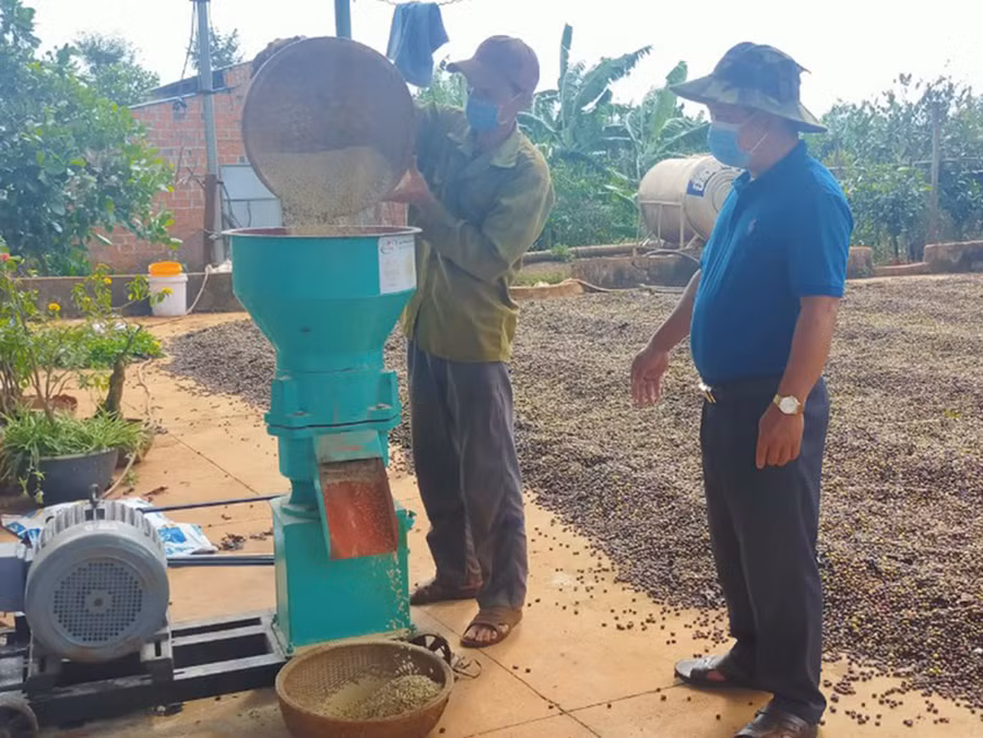 Ông Nguyễn Văn Long (bìa phải; làng U Diếp, xã Kông Htok, huyện Chư Sê) bên máy nghiền thức ăn gia súc của gia đình. Ảnh: Nguyễn Diệp Ông Nguyễn Văn Long (bìa phải; làng U Diêp, xã Kông Htok, huyện Chư Sê) bên máy nghiền thức ăn gia súc của gia đình.