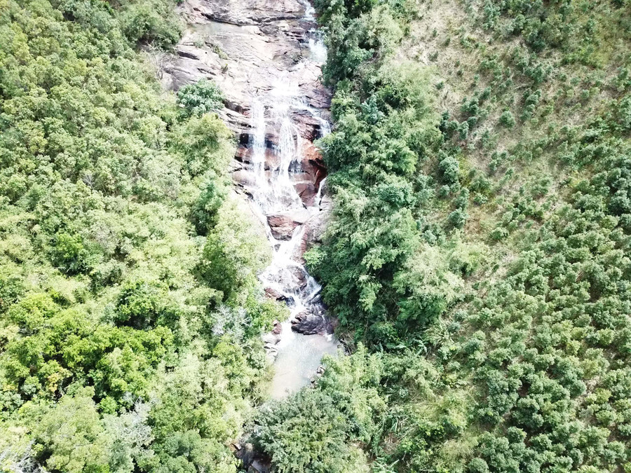 Nhìn từ xa, thác Lơ Tu như một dải lụa trắng. Ảnh: Thiên Di