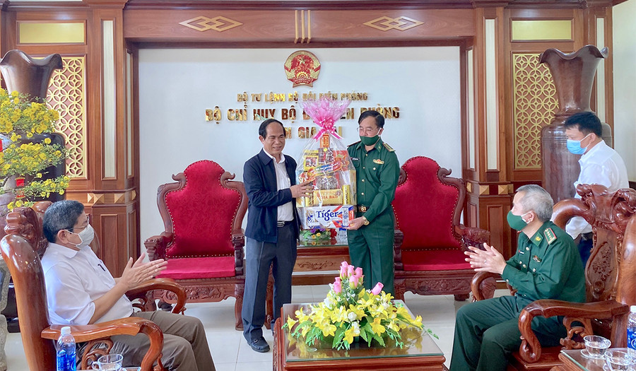Chủ tịch UBND tỉnh Võ Ngọc Thành cùng đoàn công tác đến thăm, động viên và chúc Tết cán bộ, chiến sĩ lực lượng Bộ đội Biên phòng tỉnh. Ảnh: Mộc Trà