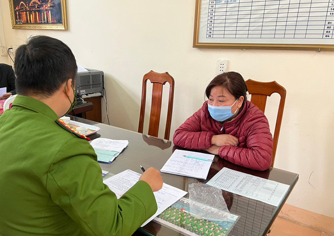  Đối tượng Phan Thị Tuyết Nhung tại cơ quan Công an sau khi bị bắt