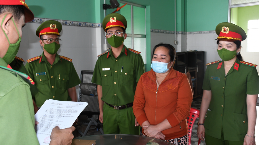 Bà Cao Thị Mỹ Châu nghe đọc quyết định khởi tố và lệnh bắt tạm giam của Cơ quan CSĐT Công an tỉnh Trà Vinh. Ảnh: Bắc Bình Bà Cao Thị Mỹ Châu nghe đọc quyết định khởi tố và lệnh bắt tạm giam của Cơ quan CSĐT Công an tỉnh Trà Vinh. Ảnh: Bắc Bình