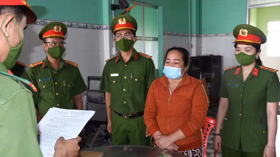  Bà Cao Thị Mỹ Châu nghe đọc quyết định khởi tố và lệnh bắt tạm giam của Cơ quan CSĐT Công an tỉnh Trà Vinh. Ảnh: Bắc Bình