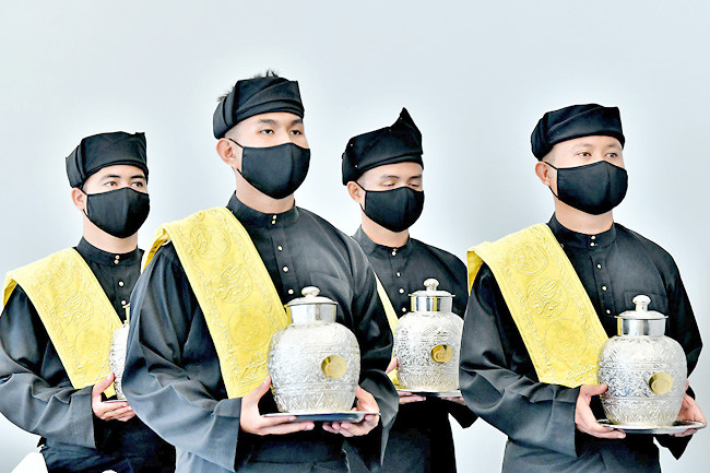 Gia đình chú rể mang sính lễ tới nhà gái ngày 18-1. Ảnh: Borneo Bulletin