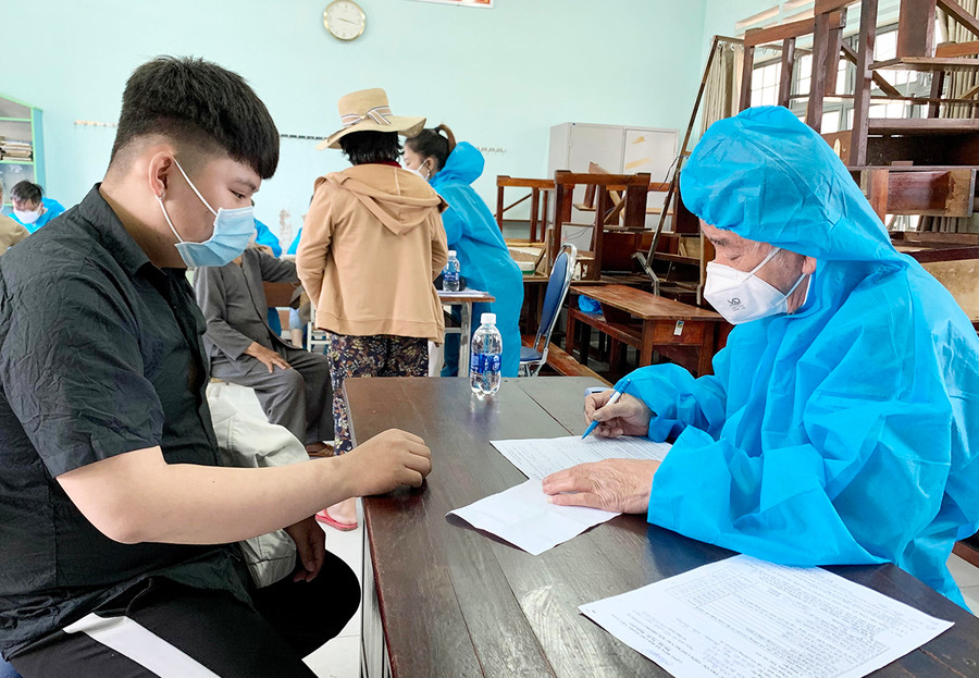 Nhân viên y tế khám sàng lọc cho người trước khi tiêm vắc xin phòng Covid-19. Ảnh: Như Nguyện Nhân viên y tế khám sàng lọc cho người trước khi tiêm vắc xin phòng Covid-19. Ảnh: Như Nguyện