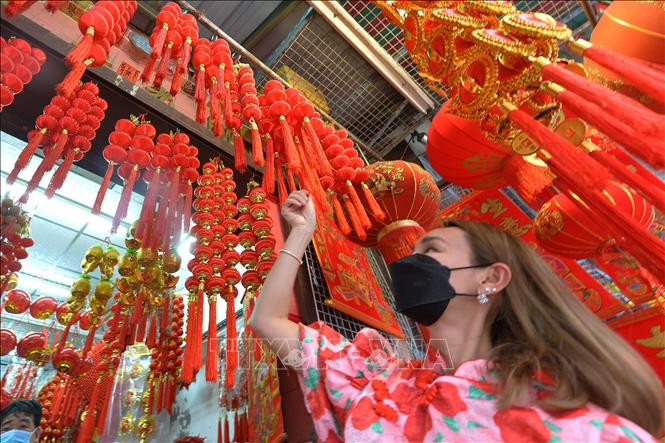 Chọn mua đồ trang trí Tết Nguyên đán tại Bangkok, Thái Lan. Ảnh: THX/TTXVN Chọn mua đồ trang trí Tết Nguyên đán tại Bangkok, Thái Lan. Ảnh: THX/TTXVN