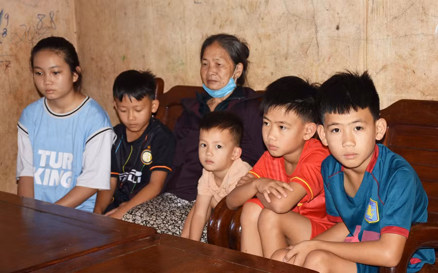 Bà Dương Thị Kim Linh cùng các cháu trong căn nhà của gia đình. Ảnh: Hà Phương