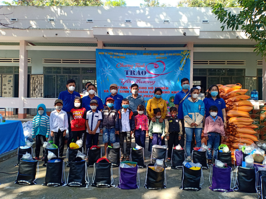 Trao tặng quà cho các em học sinh có hoàn cảnh khó khăn. Ảnh: Như Loan