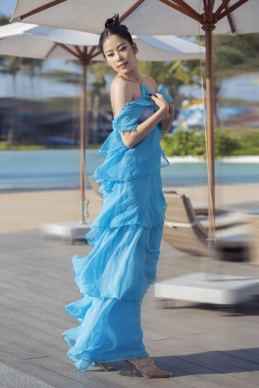 Nam Em được khen ngày một nữ tính, ngọt ngào. Cô lấy lại vóc dáng hậu giảm cân.