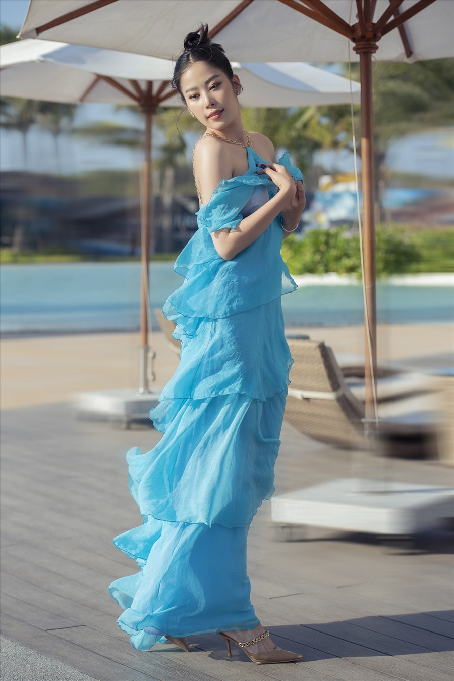 Nam Em được khen ngày một nữ tính, ngọt ngào. Cô lấy lại vóc dáng hậu giảm cân.