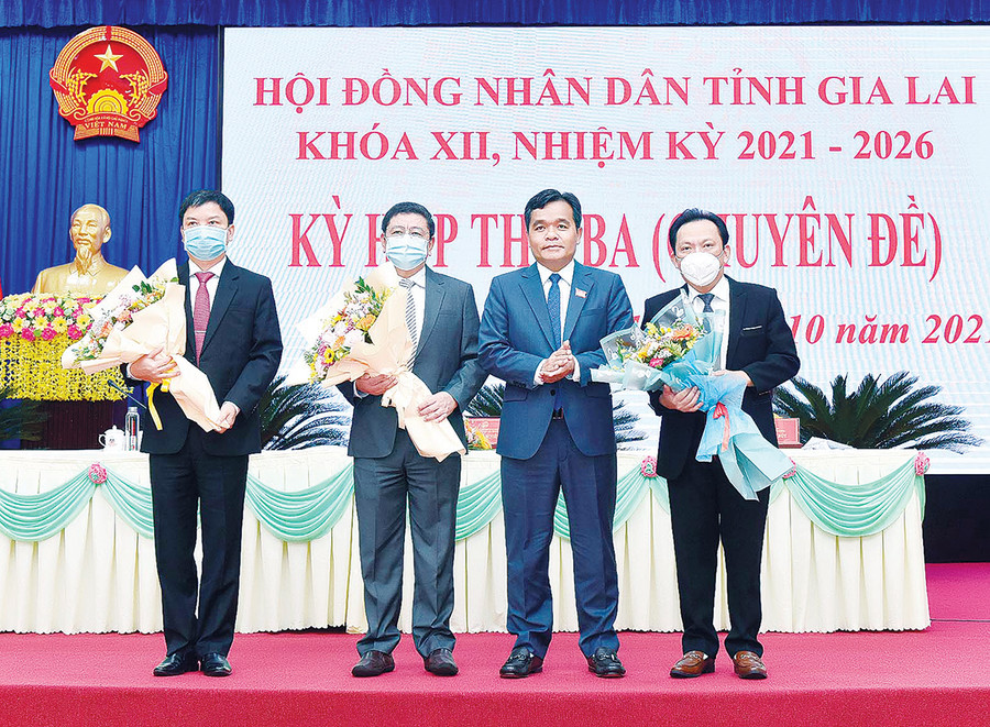 Đồng chí Hồ Văn Niên-Ủy viên Ban Chấp hành Trung ương Đảng, Bí thư Tỉnh ủy, Chủ tịch HĐND tỉnh tặng hoa chúc mừng 3 tân Ủy viên UBND tỉnh khóa XII (nhiệm kỳ 2021-2026). Ảnh: Đức Thụy Đồng chí Hồ Văn Niên-Ủy viên Ban Chấp hành Trung ương Đảng, Bí thư Tỉnh ủy, Chủ tịch HĐND tỉnh tặng hoa chúc mừng 3 tân Ủy viên UBND tỉnh khóa XII (nhiệm kỳ 2021-2026). Ảnh: Đức Thụy