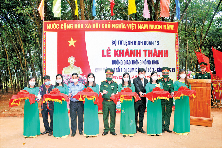 Binh đoàn 15 khánh thành và bàn giao công trình đường giao thông nông thôn trên địa bàn huyện Ia Grai. Ảnh: Vĩnh Hoàng Binh đoàn 15 khánh thành và bàn giao công trình đường giao thông nông thôn trên địa bàn huyện Ia Grai. Ảnh: Vĩnh Hoàng